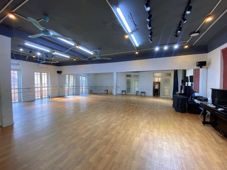 Bán biệt thự trung tâm Ba Đình, 230m2, 4 tầng, MT 14m, gara, tiện ích ngập tràn, giá 67.5 tỷ.