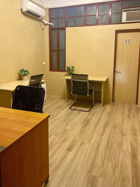 Chính chủ cho thuê văn phòng quận Ba Đình, vị trí đẹp, mặt đường ô tô, view hồ