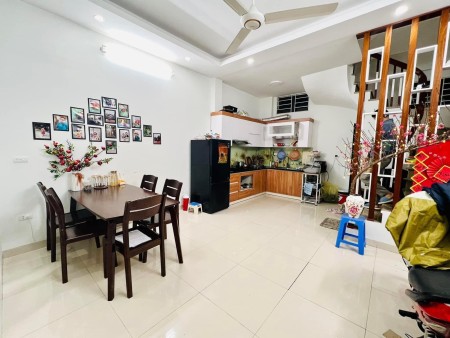 Bán nhà Kim Ngưu 33m2, ngõ thông ô tô tránh, 3.3 tỷ.