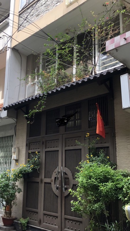 Chính chủ cần bán nhà đường 3/2, phường 11, quận 10. Diện tích xây dựng 350m2. Hẻm rộng 7m