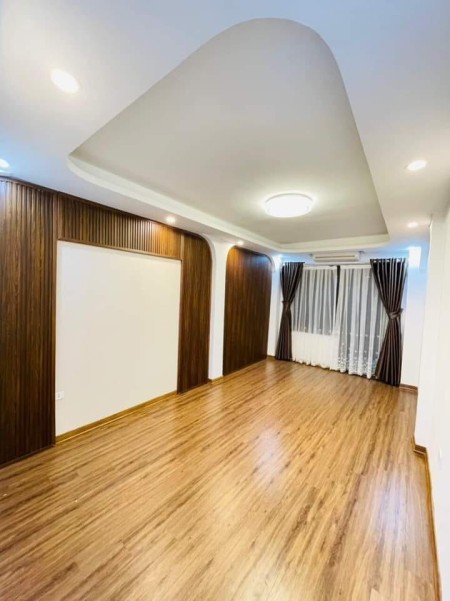 Bán nhà đẹp ở ngay Thái Thịnh, Đống Đa 50m, 5 tầng, mặt tiền 3m, giá 6.2 tỷ.