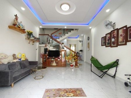 Nhà ngon, xách vali vào ở ngay, sau lưng chợ Bình Chánh