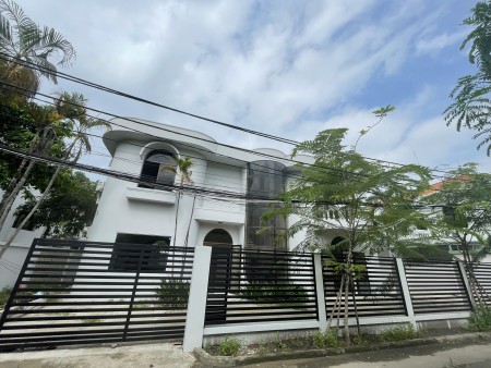 Tọa lạc ngay khu cao cấp nhất Thảo Điền căn villa 500m2 cho thuê nhỉnh 100tr/ thg