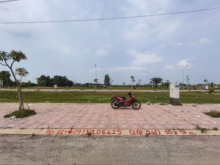 Bán đất ở đô thị có 2 mặt tiền, 2 vỉa hè trước sau 10x17m, 2 lô 2 sổ cạnh chợ Đức Hòa