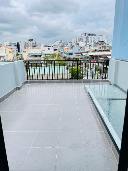 Diện tích : 3,9x14,36m Kết cấu 1 trệt 1 lửng 2 lầu + sân thượng, 4PN, 5WC, sân thượng view đẹp