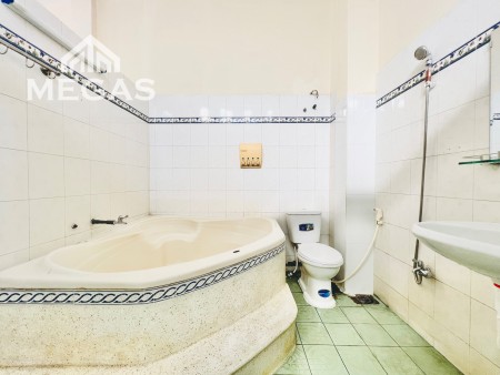 Căn hộ cho thuê full nội thất ngay cầu vượt - bancol rộng rãi, máy giặt riêng