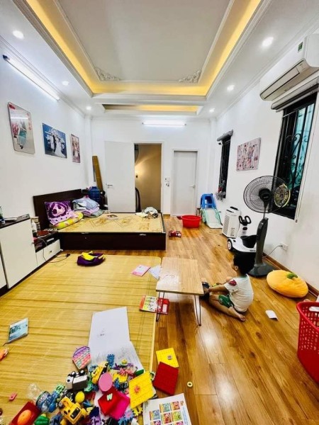 Bán Nhà Đường Hoàng Mai 47m, 5 tầng, mặt tiền 8.6m, giá 4.1 tỷ.
