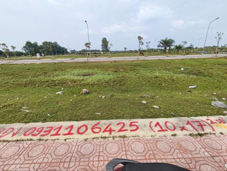 Bán đất ở đô thị có 2 mặt tiền, 2 vỉa hè trước sau 10x17m, 2 lô 2 sổ cạnh chợ Đức Hòa