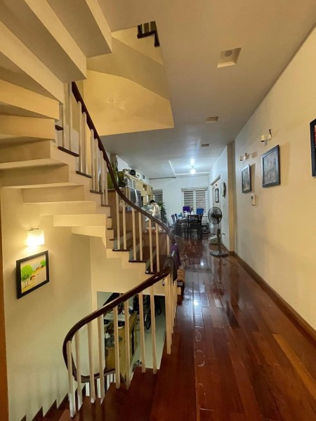 Bán nhà Trung Kính, Đường ô tô tránh, khu dân trí cao, ở sướng 52m2, 265triệu /m2