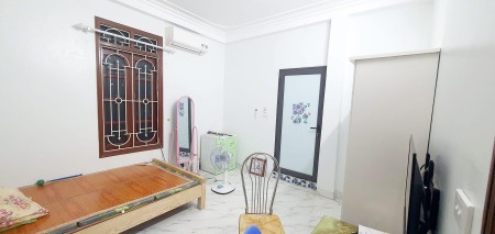 Bán nhà Lĩnh Nam, nhỉnh 2 tỷ, 5 tầng 3 PN. sổ đỏ chính chủ. ngõ thoáng vài chục mét ra mặt phố