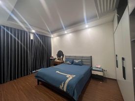 Bán nhà mới 12 tỷ 70m mt 4m 5tầng trung tâm phố Hồng Tiến gần nguyễn văn Cừnhà đẹp hiếm dân trí cao