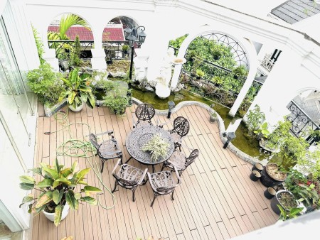Biệt Thự sân vườn Cầu Giấy DT 180m2, 5T Thang máy, MT 18m Bức tranh nghệ thuật, Đẳng cấp và cá tính