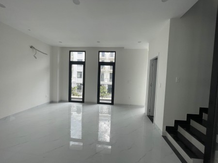 Nhà phố hoàn thiện có tháng máy, máy lạnh 84m2 chỉ 25 triệu