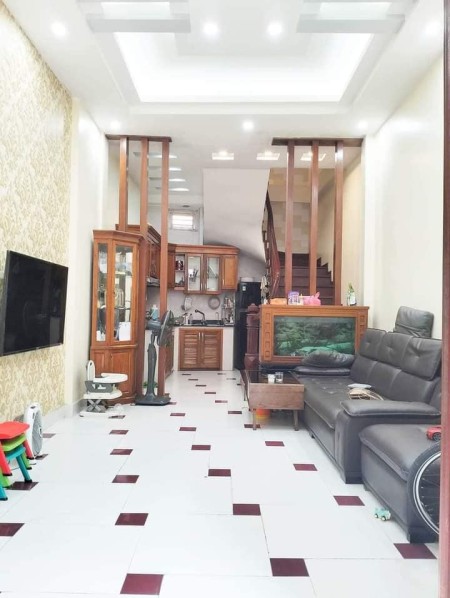 Gia đình cần bán nhanh nhà 5 tầng quận Cầu Giấy, 7 bước ra ô tô tránh, giá chỉ nhỉnh 4 tỷ.