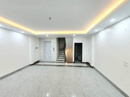 Bán nhà Giáp Bát văn phòng thang máy, Hoàng Mai 50m, 6 tầng , mt 6.3m, giá 7.5 tỷ.