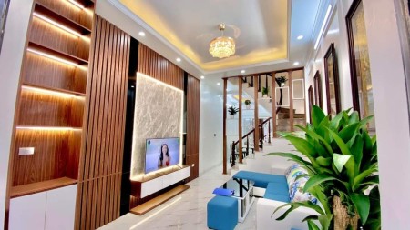 Bán nhà: nhà 05 phòng ngủ đẹp - tặng full nội thất - 30m ra ô tô tránh