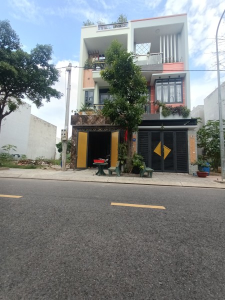 Bán nhà 2 lầu 1 trệt DTSD 158m2 tại KDC Phú Mỹ Hiệp Dĩ An