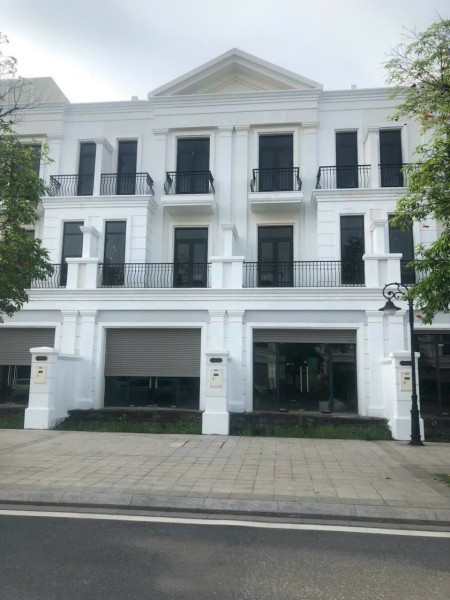 Bán Shophouse sổ đỏ lâu dài DT 200m², Xây Dựng 154m²/sàn, giá 33.6 tỷ tại Vin Gia Lâm (0985941715)