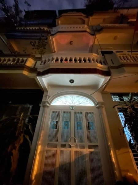 Bán nhà Chùa Bộc, phân lô, KD, ô tô đỗ cửa 45M2 4 tầng MT4M giá 8,9 tỷ.