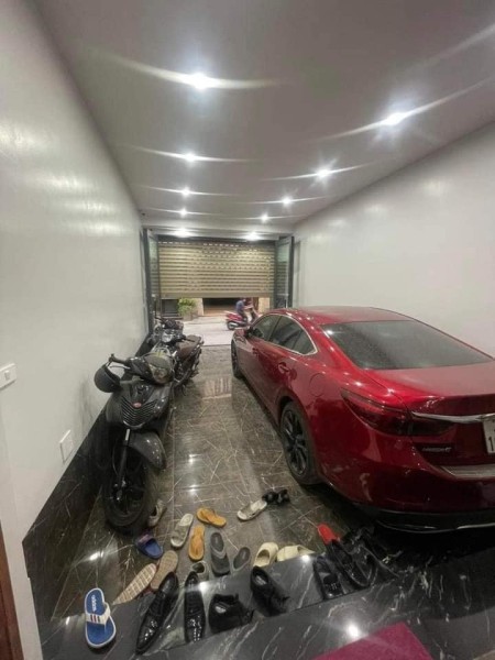 Bán nhà kinh doanh, mặt phố Giáp Bát 72m, 6 tầng, mt 4m, giá 17.8 tỷ.