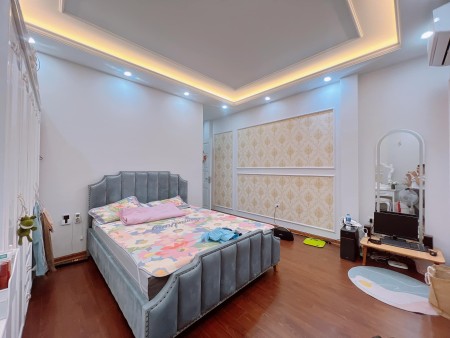 Bán nhà nằm ngay trung tâm trong khu phân lô Khu Giãn dân Mỗ Lao đường 18M và 36M 42m 5 tầng