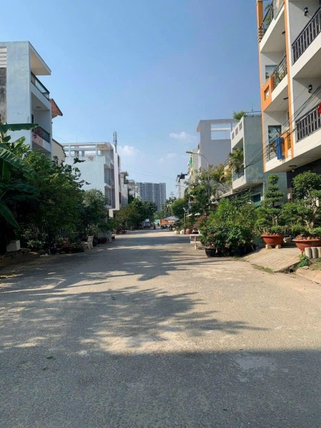 Nhà mặt tiền đường quận 2 cần bán gấp, vuông vức, đường lớn