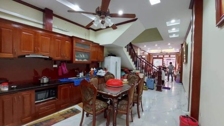 Bán nhà nằm ở mặt ngõ ô tô đỗ cửa, 50m ra phố Minh Khai