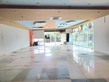 Mặt bằng 320m2 mặt tiền đường Phú Thuận. 35 triệu/tháng