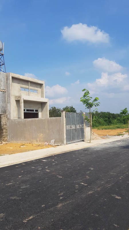 Chính chủ cần bán gấp nhà đang xây diện tích 80m2, gần chợ, SHR