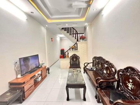 Nhà đẹp ở ngay Hoàng Mai 33m, 4 tầng, mặt tiền 3.3m, giá 4.35 tỷ.