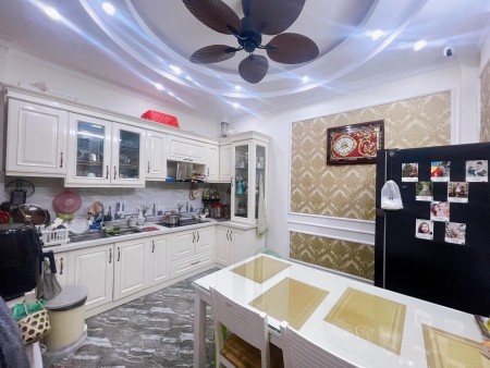 Bán nhà Ngọc Thụy phân lô 39m2 x 4 tầng x MT 4m. Giá 4,05 tỷ.