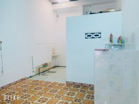 Bán nhà trung tâm cách biển chỉ hơn 1 km, diện tích 90m2, đường hiện trạng rộng 20m