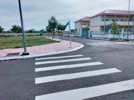 Cần bán lô đất đối diện trường cấp 1 giá 1ty550 sổ sẵn công chứng ngay