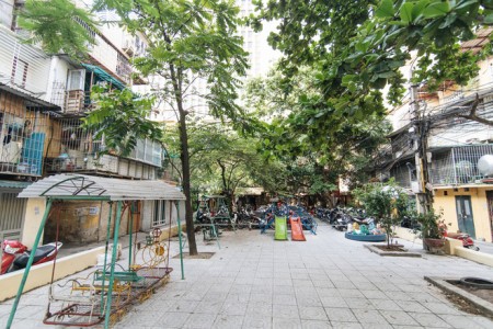 Chính chủ bán căn hộ tập thể tầng 1 khu C13A, tập thể Kim Liên, quận Đống Đa, Hà Nội, Ô tô vào nhà