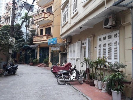 Chính chủ cho thuê nhà văn phòng phố Đội Cấn, ô tô đỗ cửa, sân để xe máy, DT 80m2 x 4 tầng, giá 45tr