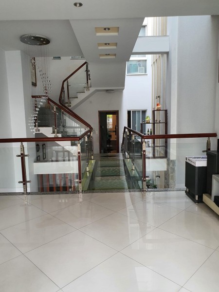Cho thuê VILLA khu VIP Q2. DT: 800m2. Giá rẻ: 65 triệu