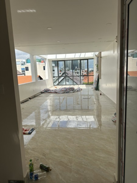 Cho thuê nguyên căn sàn VP 1 hầm 1 trệt 3 lầu 1áp mái giá 70tr mặt tiền