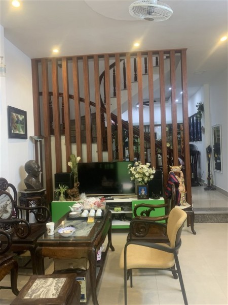 Bán gấp nhà Ngọc Thụy, ô tô vào nhà, MB 50m2, 3 tầng, giá 5,4 tỷ.