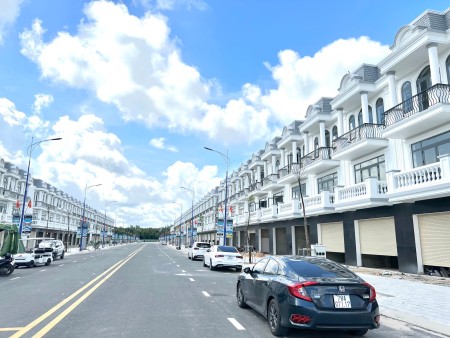 Chủ kẹt tiền mua xe ô tô nên bán rẻ lại căn nhà phố tại Thăng Long Central City