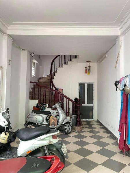Bán nhà Thái Thịnh 46m2, lô góc, ô tô tránh