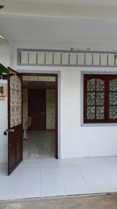 Cho thuê nhà mặt tiền trong sân ngang 4m×dài 12m.Có gác lửng 10m2 Dtsd 58m2.Hẻm xe tải rộng 8m