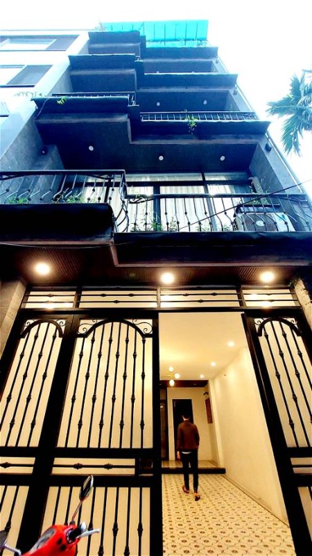 Gia đình tôi cần bán căn nhà tại công viên nước Hồ Tây 73m 6 tầng mặt tiền(Mt) 4.6m giá bán 18 tỷ.