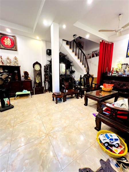 Gia đình tôi cần bán biệt thự sân vườn phía sau chợ Nhật Tân. Âu Cơ. Tây Hồ 130m 3tầng(mt) 8.2m 9 tỷ