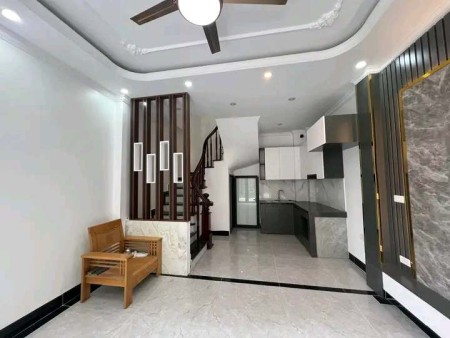 Bán nhà Thanh Am 31m, mới 5 tầng, chợ, trường, ô tô đỗ cổng, cách 1 nhà ra trục ô tô tránh