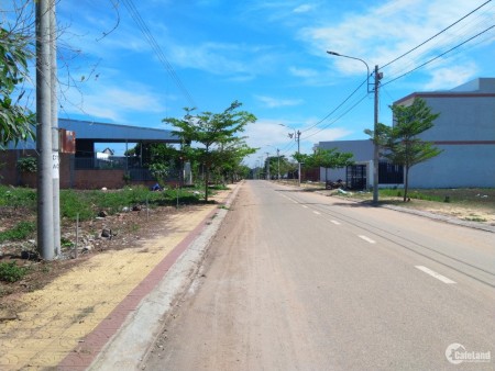 Em chính chủ kẹt tiền cần bán gấp đất Khu đô thị 5x20M Full thổ cư chỉ 800 triệu. Lh: 0931446697