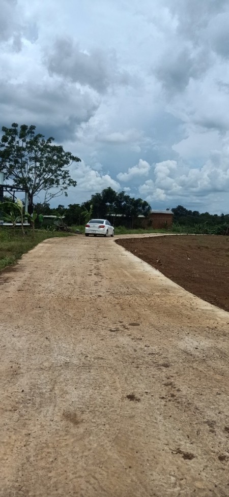 Bán 2SỔ góc (18x35=620m2) 560 triệu, cập sát QL13, đối diện chợ, sổ riêng thổ cư, dân đông san sát