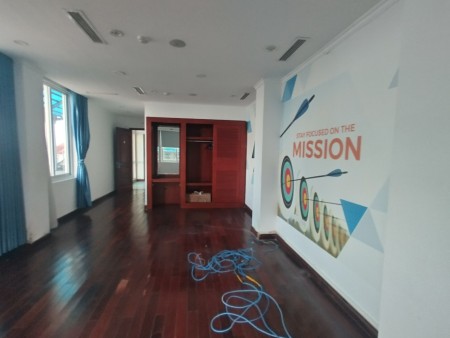 Mặt bằng các tầng đa dạng 250-450m2 có sân ban công. Thuê mọi mô hình. Tòa nhà ven Hồ Tây