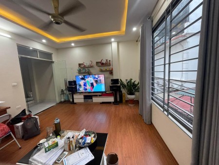 Cần bán căn nhà 52m2, mặt tiền 4.6m, 5 tầng dân xây mới, giá 5,6 tỷ, đường Nguyễn Văn Cừ