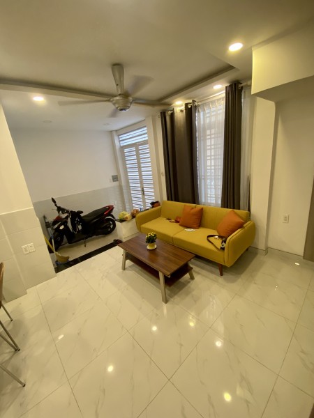 Cho thuê nhà nhỏ rất xinh hẻm bự trung tâm quận 1