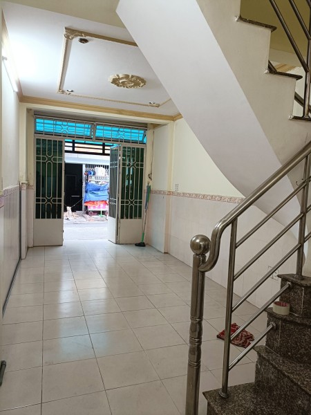 Nhà rẻ nhất 3 tỷ 35 - Tân Bình - 31M - 2 tầng - Hẻm 6M quay bước là ra chợ